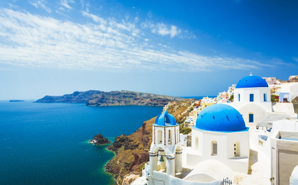 Cúpulas azules de Oia, en Santorini, frente al mar Egeo