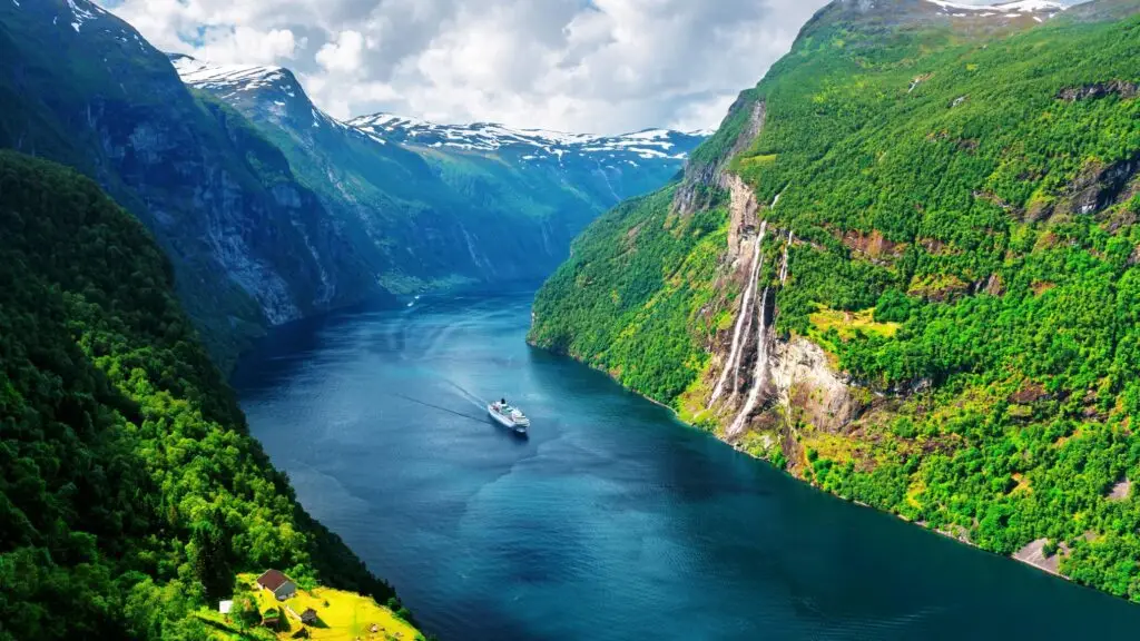 Un crucero en un fiordo de Noruega