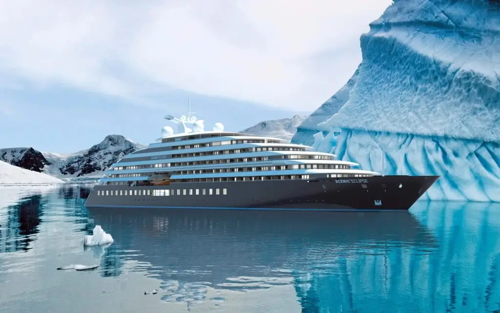 El Scenic Eclipse junto a un glaciar en la Antártida
