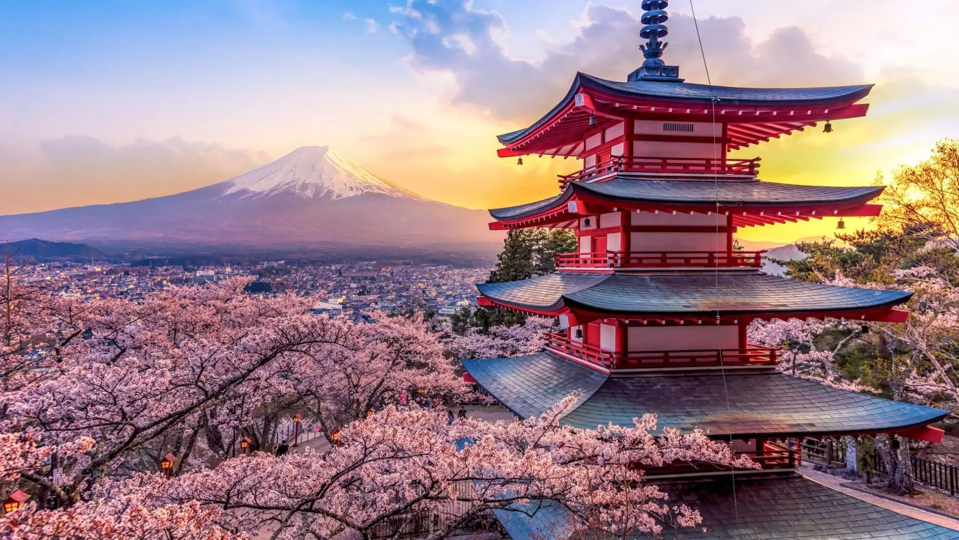 La pagoda Chureito y el Monte Fuji entre cerezos en flor