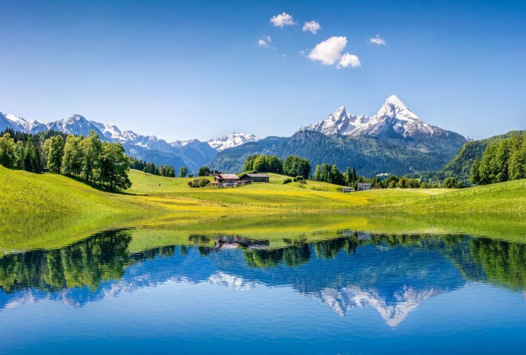 Un lago de montaña en los Alpes, con cumbres nevadas