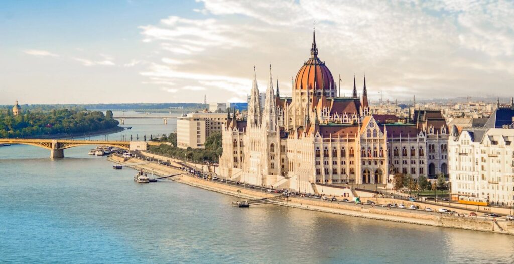 El Parlamento de Budapest a orillas del Danubio
