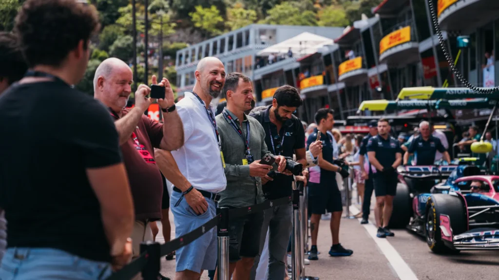 Invitados recorriendo el pit lane de la Fórmula 1 en Mónaco