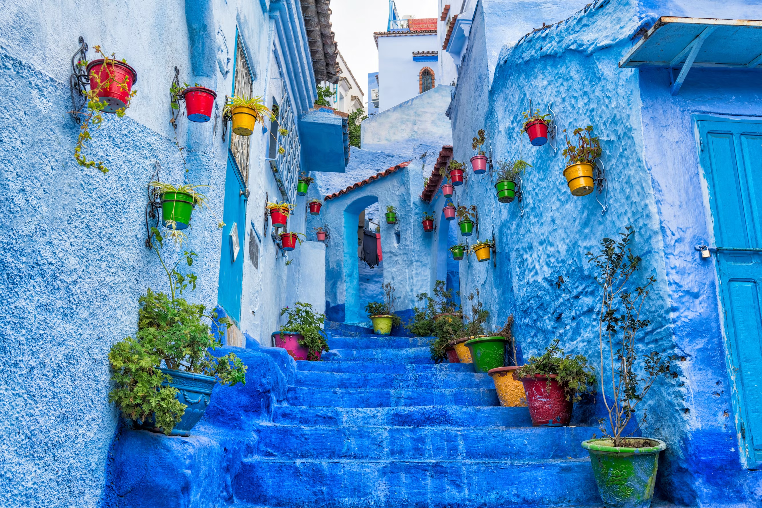 Escaleras azules y macetas de colores en Chefchaouen
