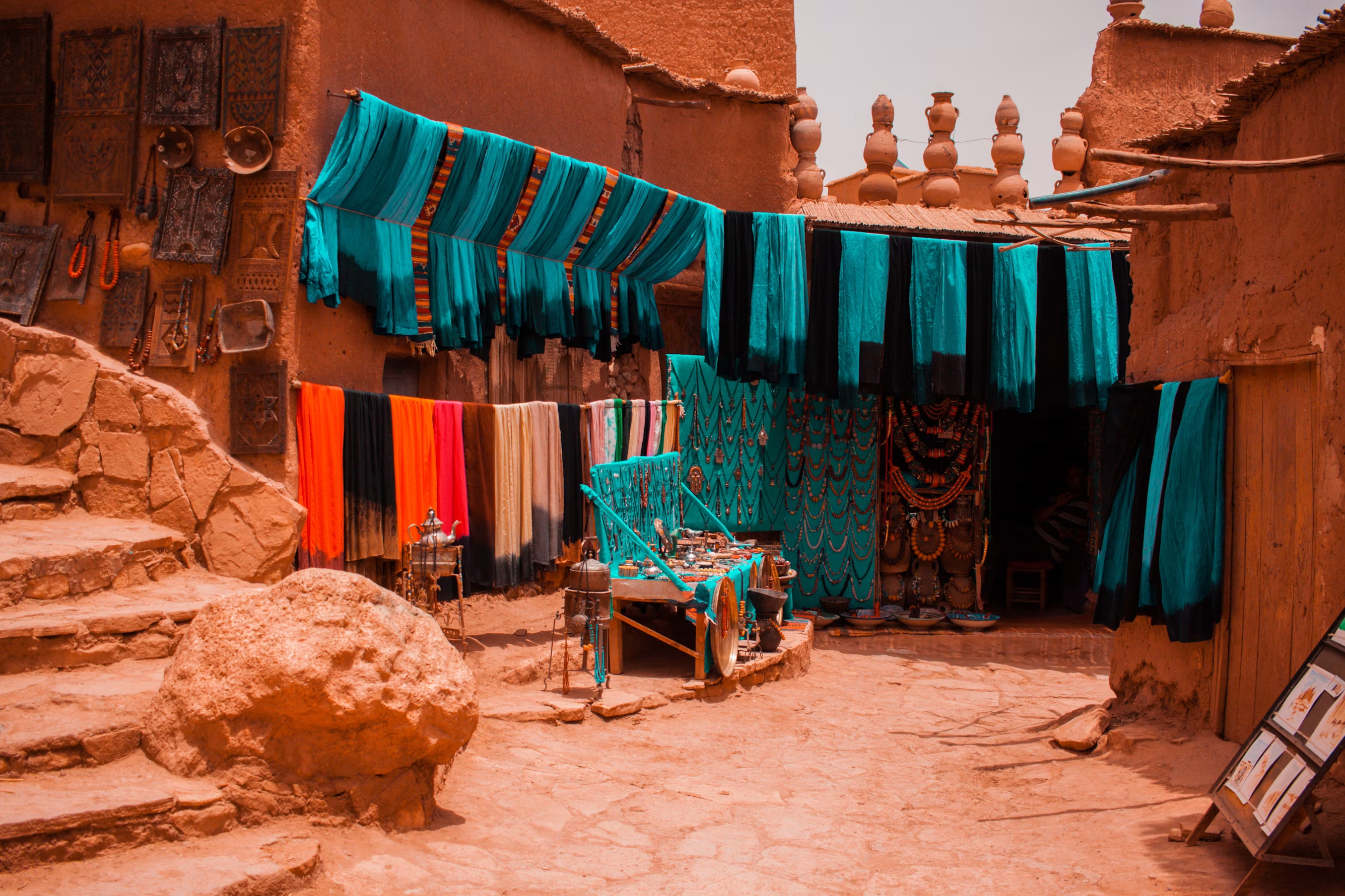 Zoco de artesanía en una kasbah marroquí