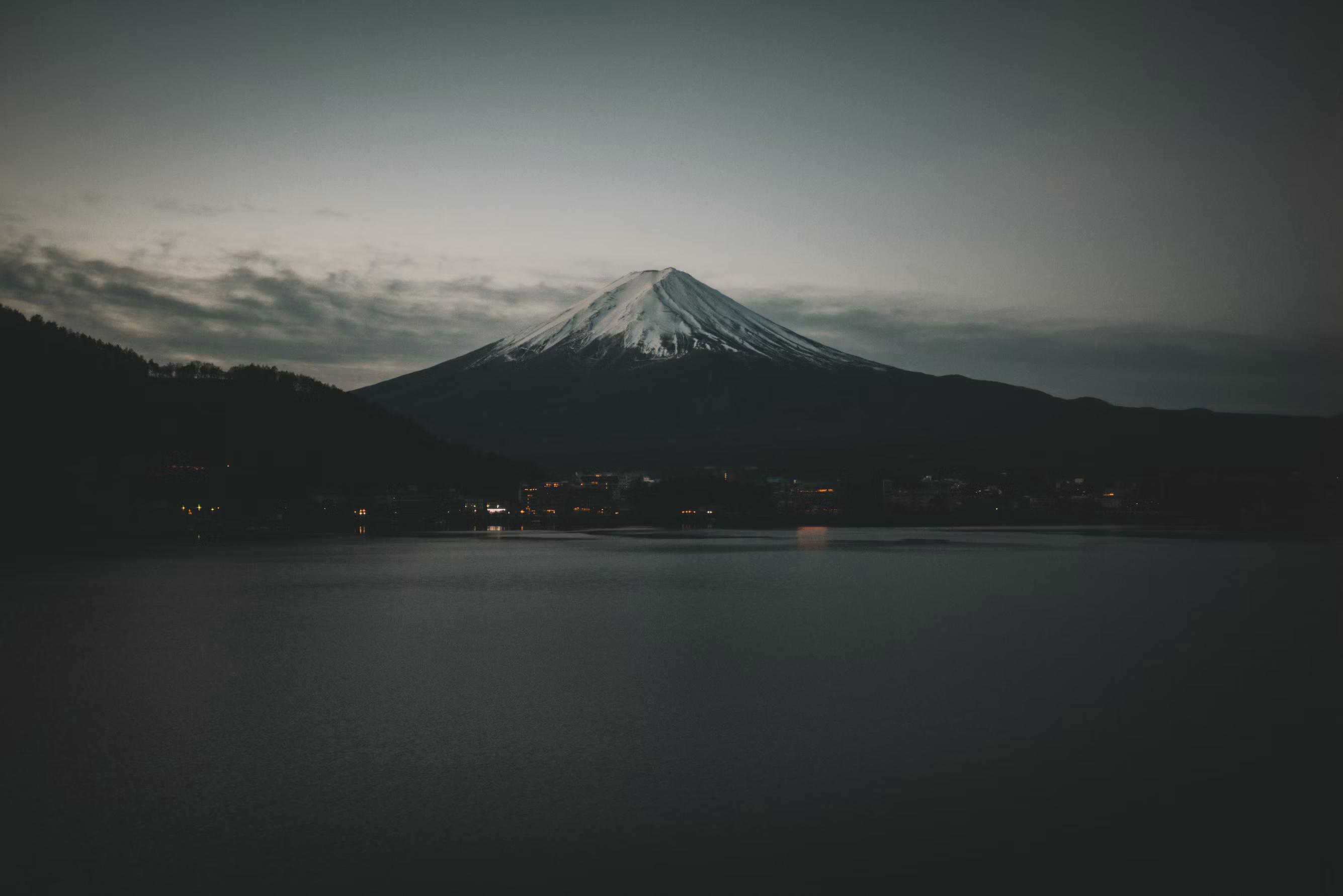 El Monte Fuji al anochecer sobre el lago