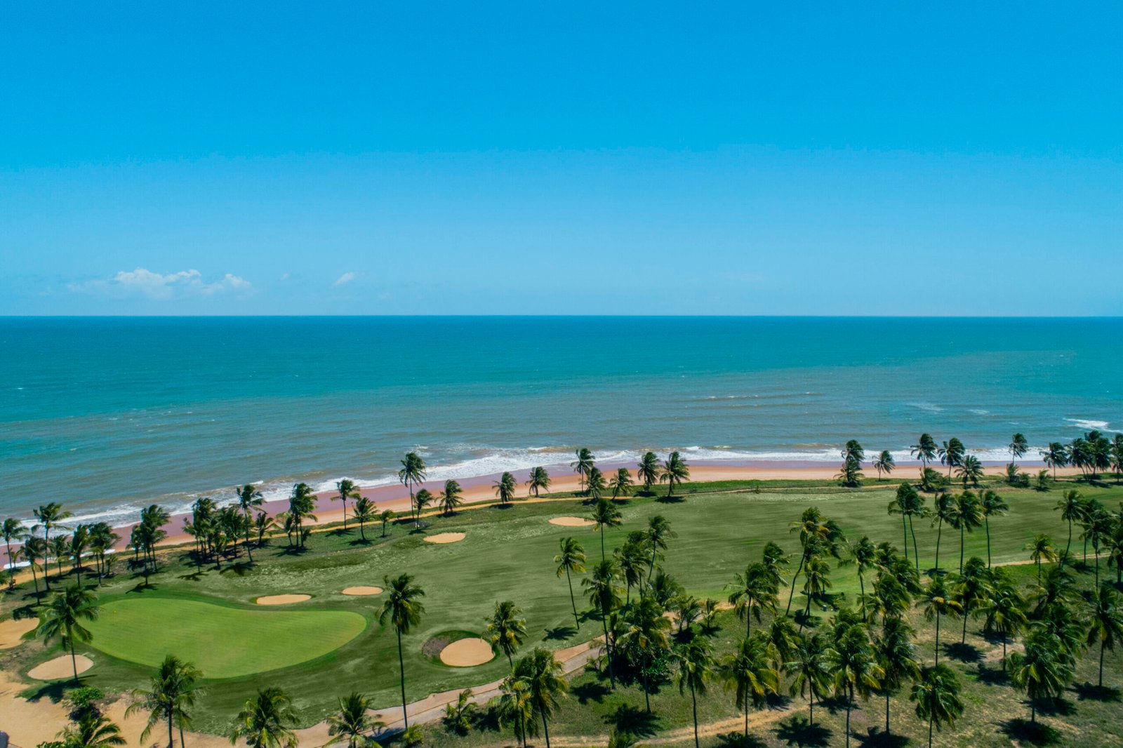 Campo de golf junto al mar Caribe