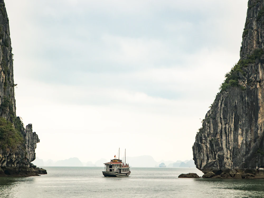 Barco tradicional entre islotes en la bahía de Ha Long