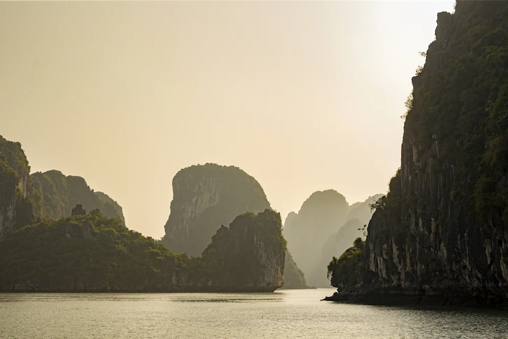 Islotes de piedra caliza en la bahía de Ha Long, en Vietnam