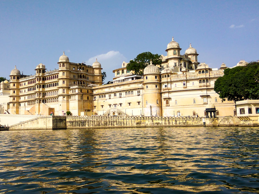 El City Palace de Udaipur a orillas del lago Pichola