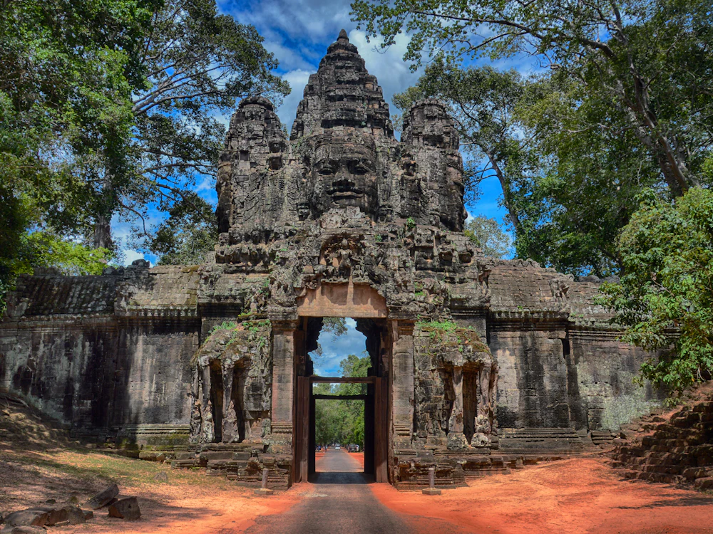 Entrada de piedra a un templo de Angkor, en Camboya