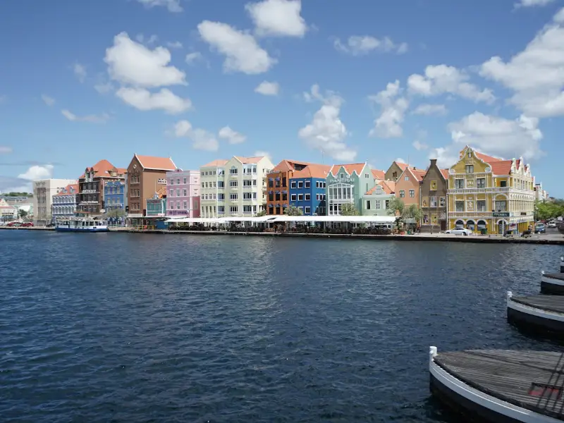 Fachadas de colores del puerto de Willemstad, en Curazao