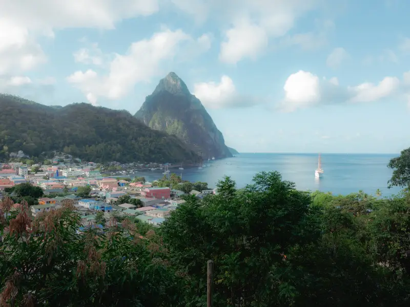 Los Pitons sobre la costa de Santa Lucía