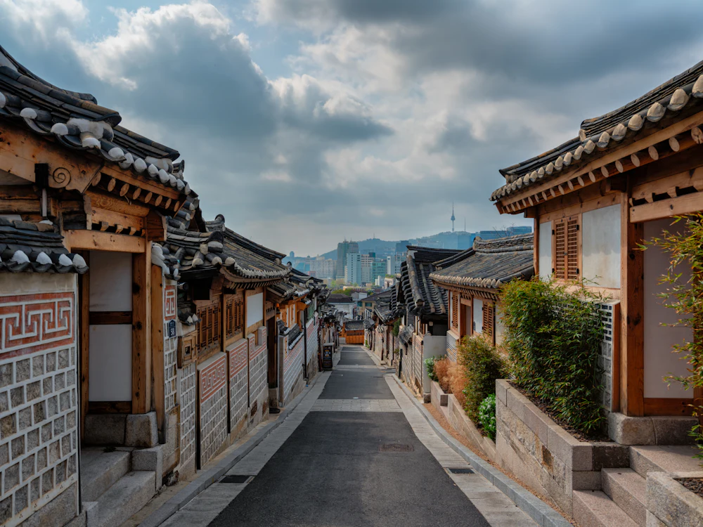 Calle de casas tradicionales en el barrio de Bukchon, en Seúl