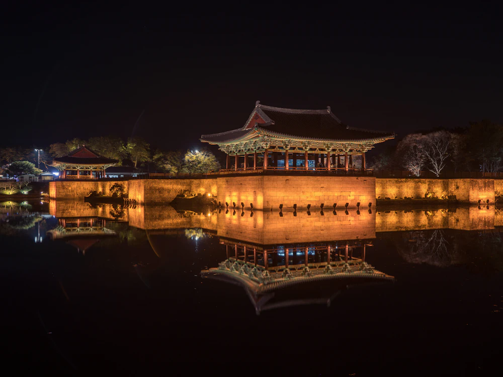 El palacio Donggung reflejado en el estanque Wolji de noche, en Gyeongju