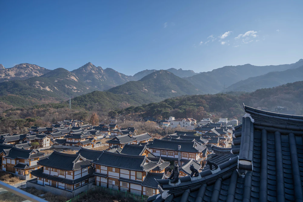 Techos de casas tradicionales hanok de Seúl frente a las montañas