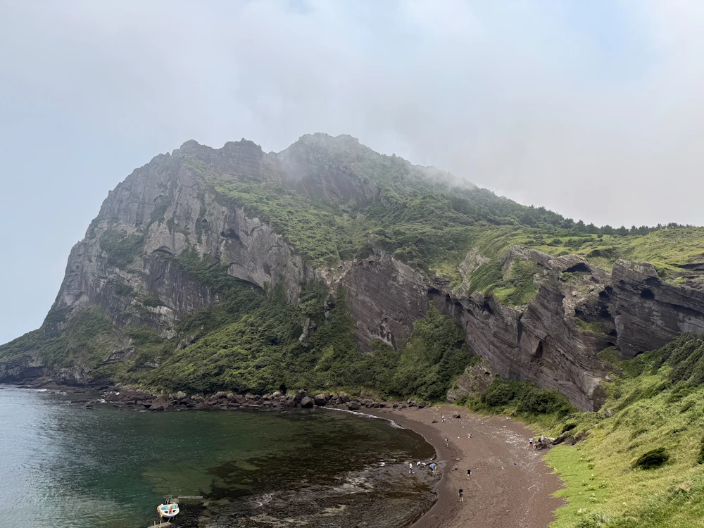 El cono volcánico de Seongsan Ilchulbong, en la isla de Jeju