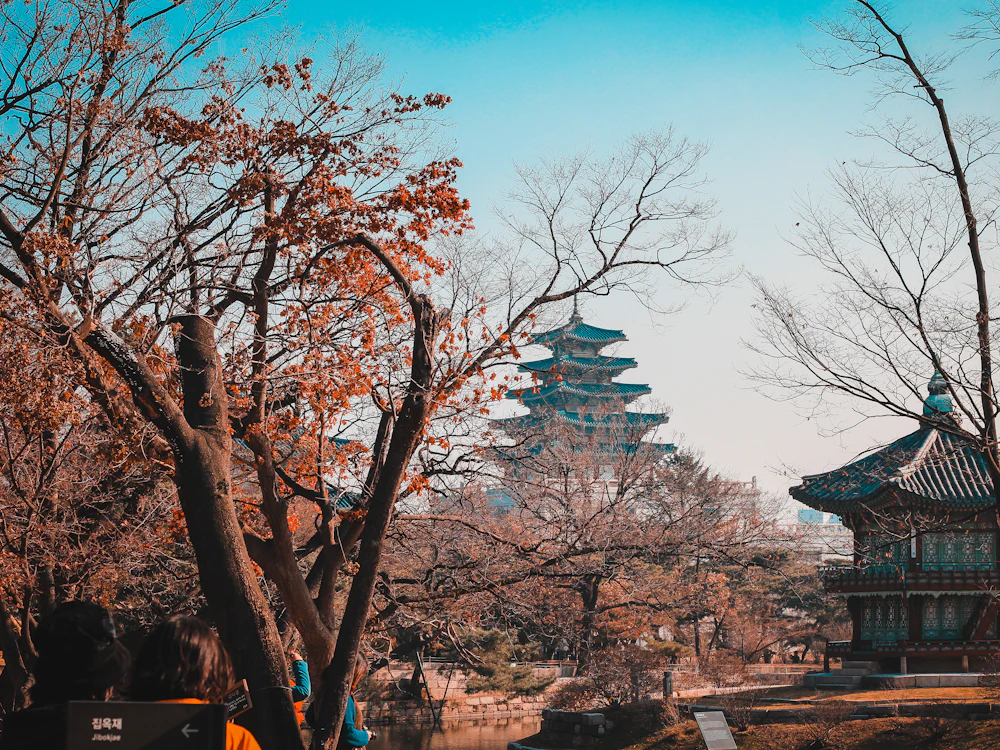 Pabellón del palacio Gyeongbokgung entre árboles de otoño, en Seúl