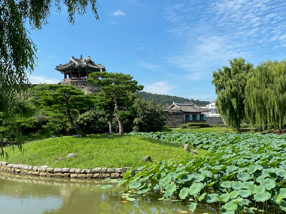 Pabellón junto a un estanque en la fortaleza de Hwaseong, en Suwon