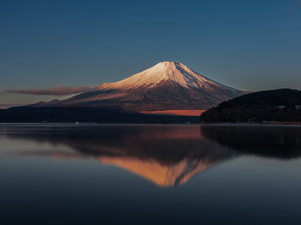El monte Fuji reflejado en un lago al atardecer