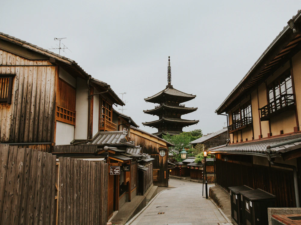 Calle de casas de madera con la pagoda Yasaka al fondo, en Kioto