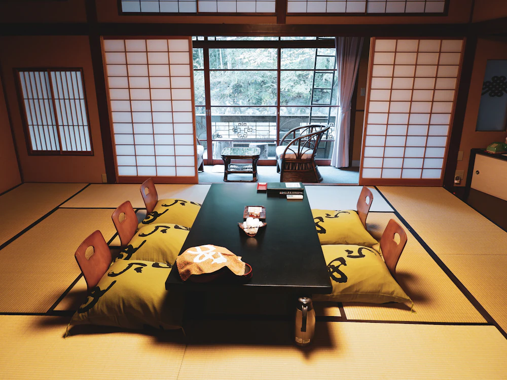 Habitación de ryokan con tatami y vista al jardín
