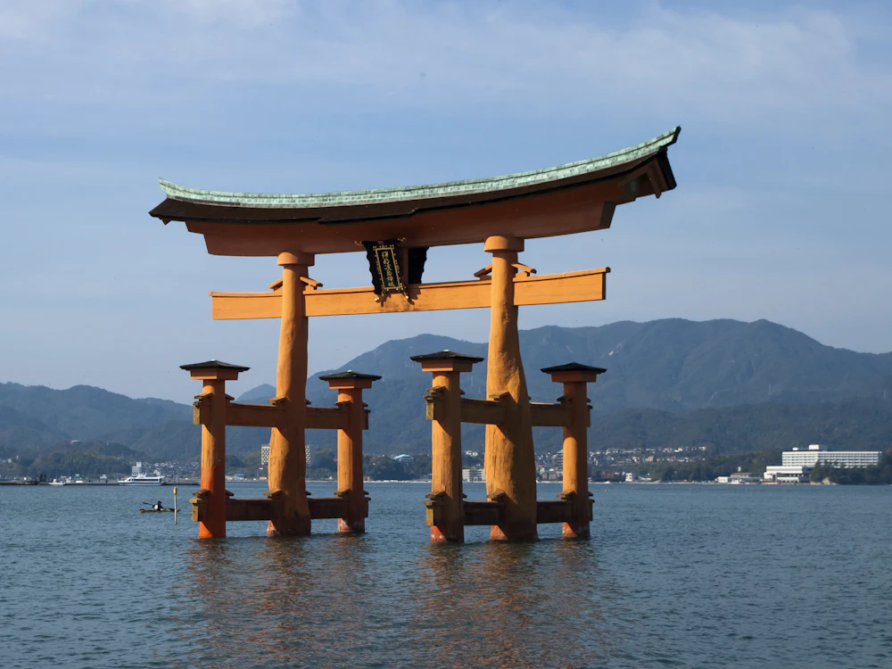 El gran torii del santuario de Itsukushima, en Miyajima, sobre el agua
