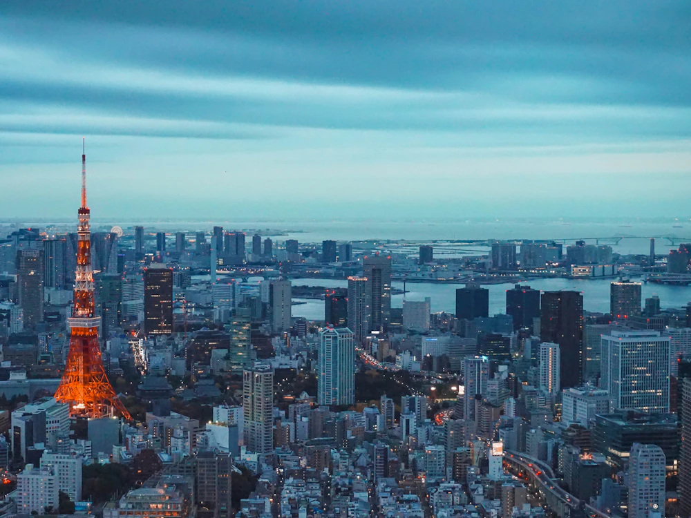 La Torre de Tokio iluminada al anochecer sobre la ciudad