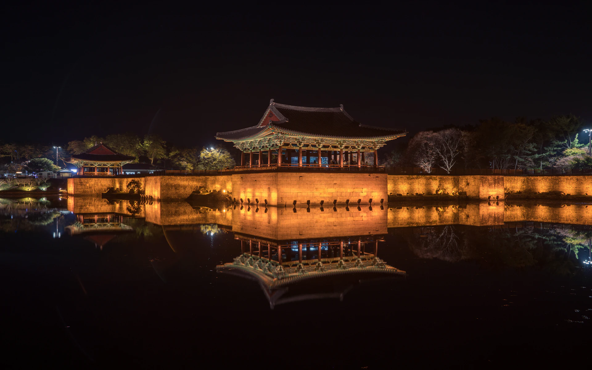 El palacio Donggung reflejado en el estanque Wolji de noche, en Gyeongju