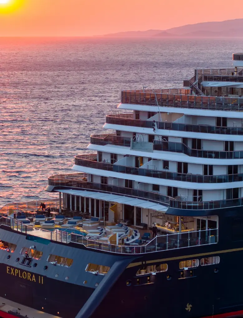 Terrazas de popa de un barco de Explora Journeys al atardecer