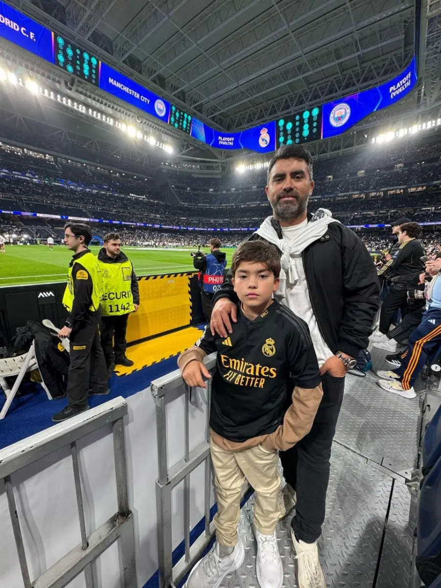 Padre e hijo en la tribuna del Santiago Bernabéu, en una noche de Champions