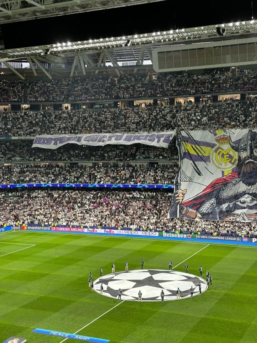 La tribuna del Santiago Bernabéu llena