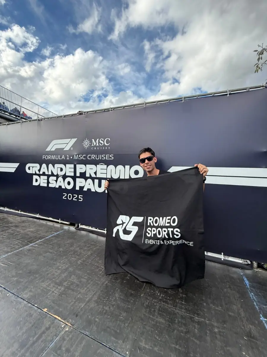 Viajero con la bandera de Romeo Sports en el Gran Premio de São Paulo 2025