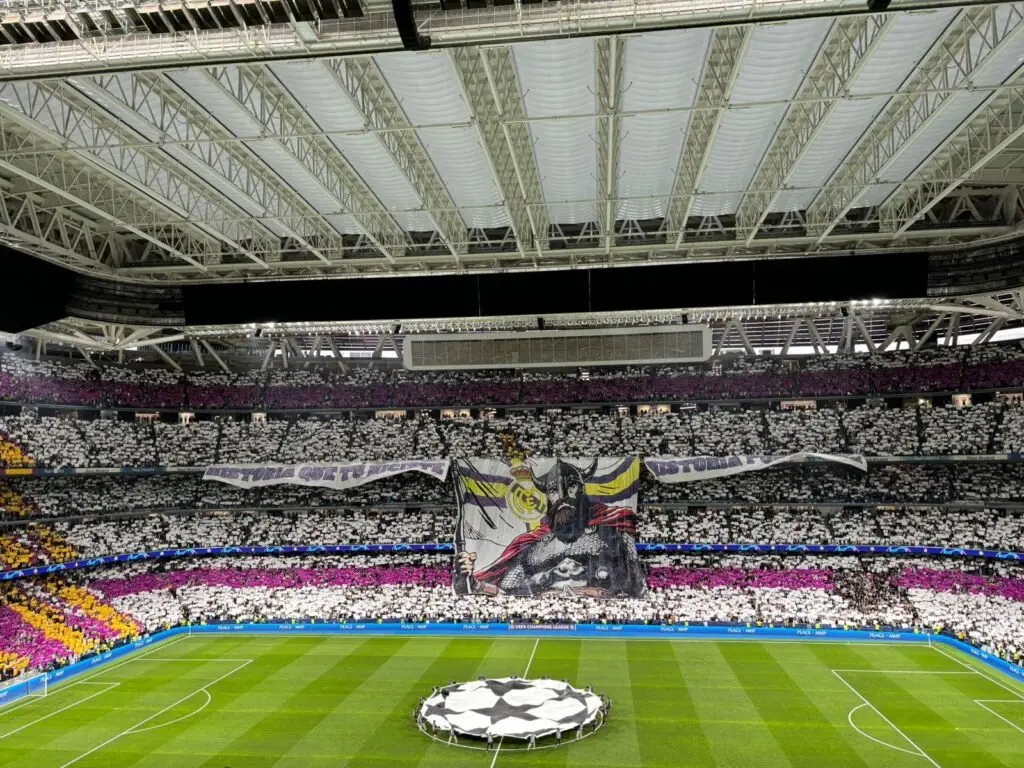 El Santiago Bernabéu con un mosaico en la tribuna, en una noche de Champions