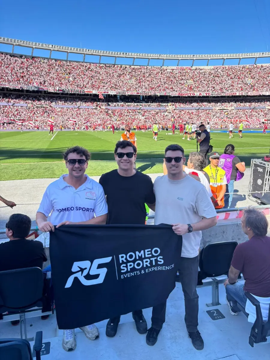 Viajeros con la bandera de Romeo Sports en la tribuna del Monumental