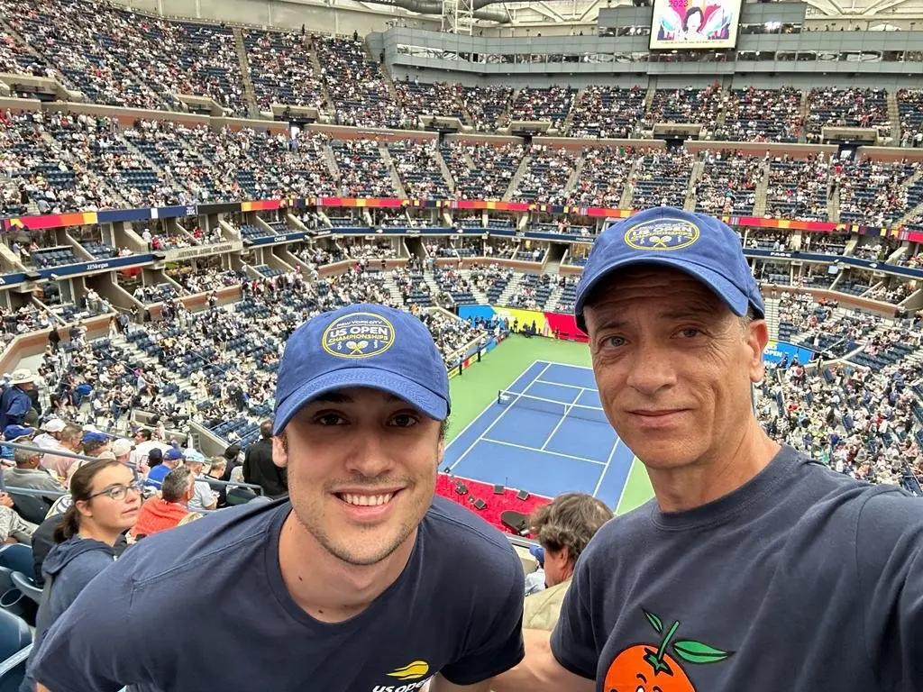 Dos viajeros en la tribuna del Arthur Ashe, en el US Open