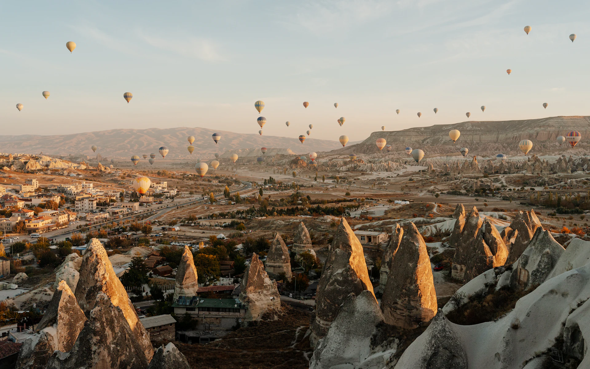 Globos sobre el valle de Göreme y sus chimeneas de hadas, en Capadocia